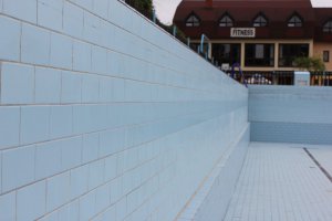 Finální podoba utěsnění praskliny ve svislé  stěně bazénu - Choceň 